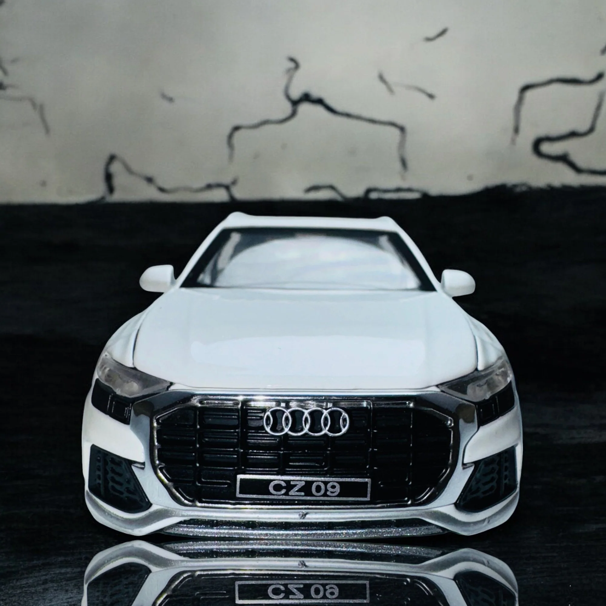 Audi Q8 1:24 diecast scale model car collectible | Assorted Colors - Image 3