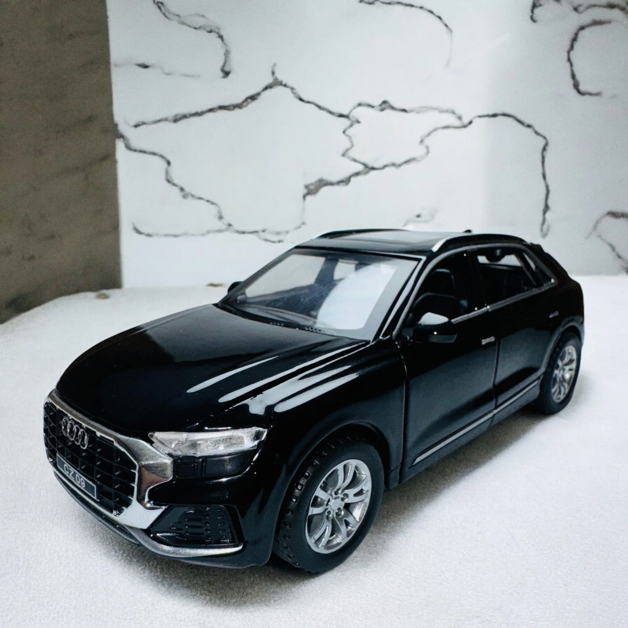 Audi Q8 1:24 diecast scale model car collectible | Assorted Colors - Image 4