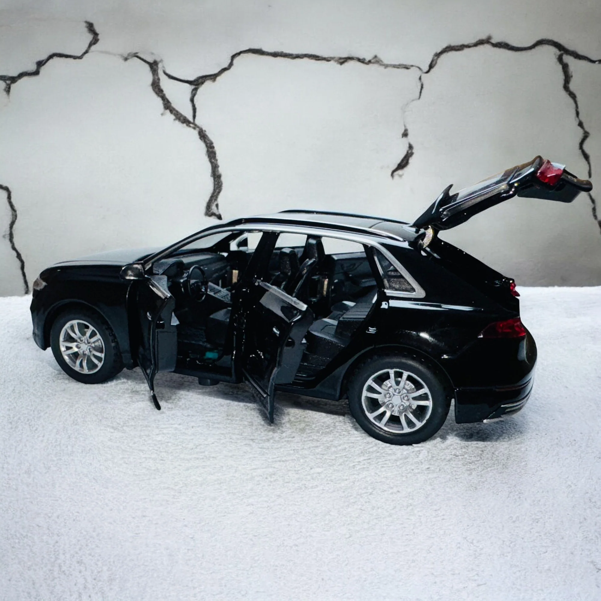 Audi Q8 1:24 diecast scale model car collectible | Assorted Colors - Image 5