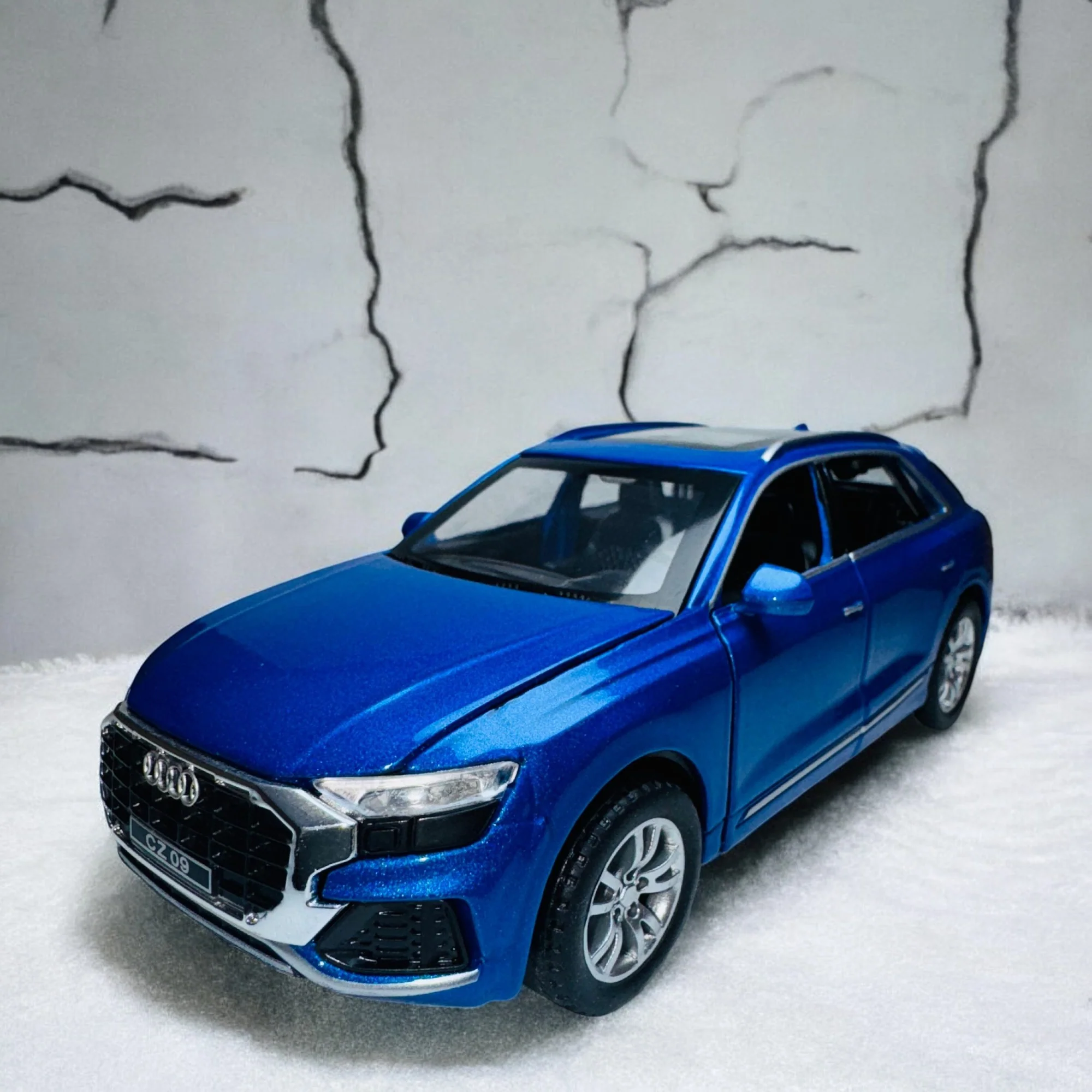 Audi Q8 1:24 diecast scale model car collectible | Assorted Colors - Image 7