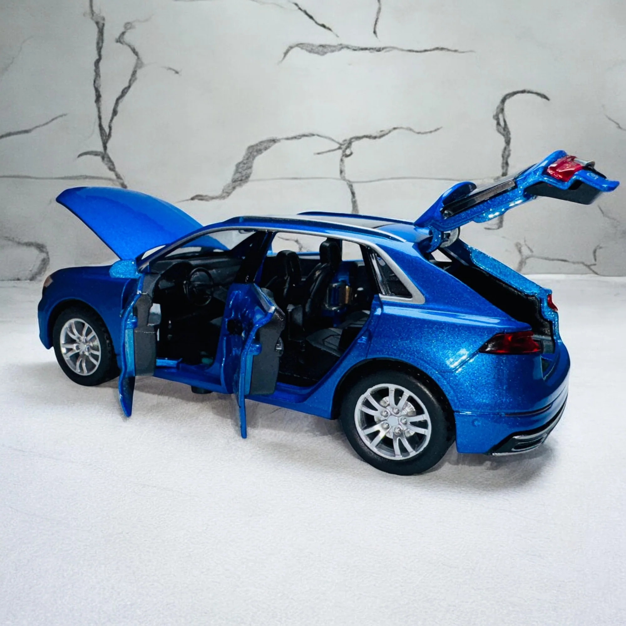 Audi Q8 1:24 diecast scale model car collectible | Assorted Colors - Image 8