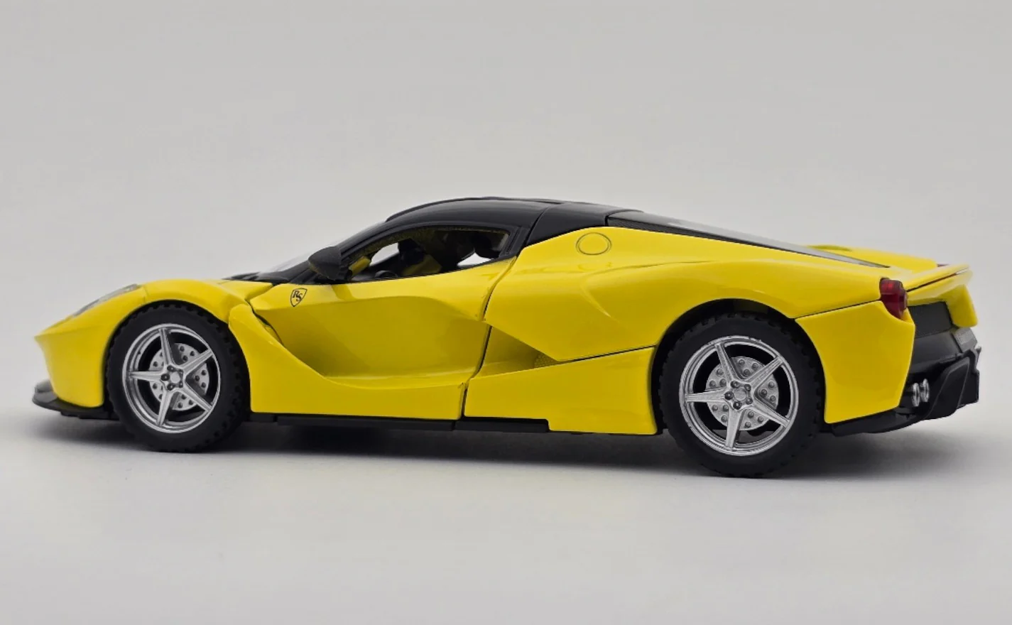 Ferrari LaFerrari 1:24  diecast scale model car collectible | Assorted Colors - Image 12
