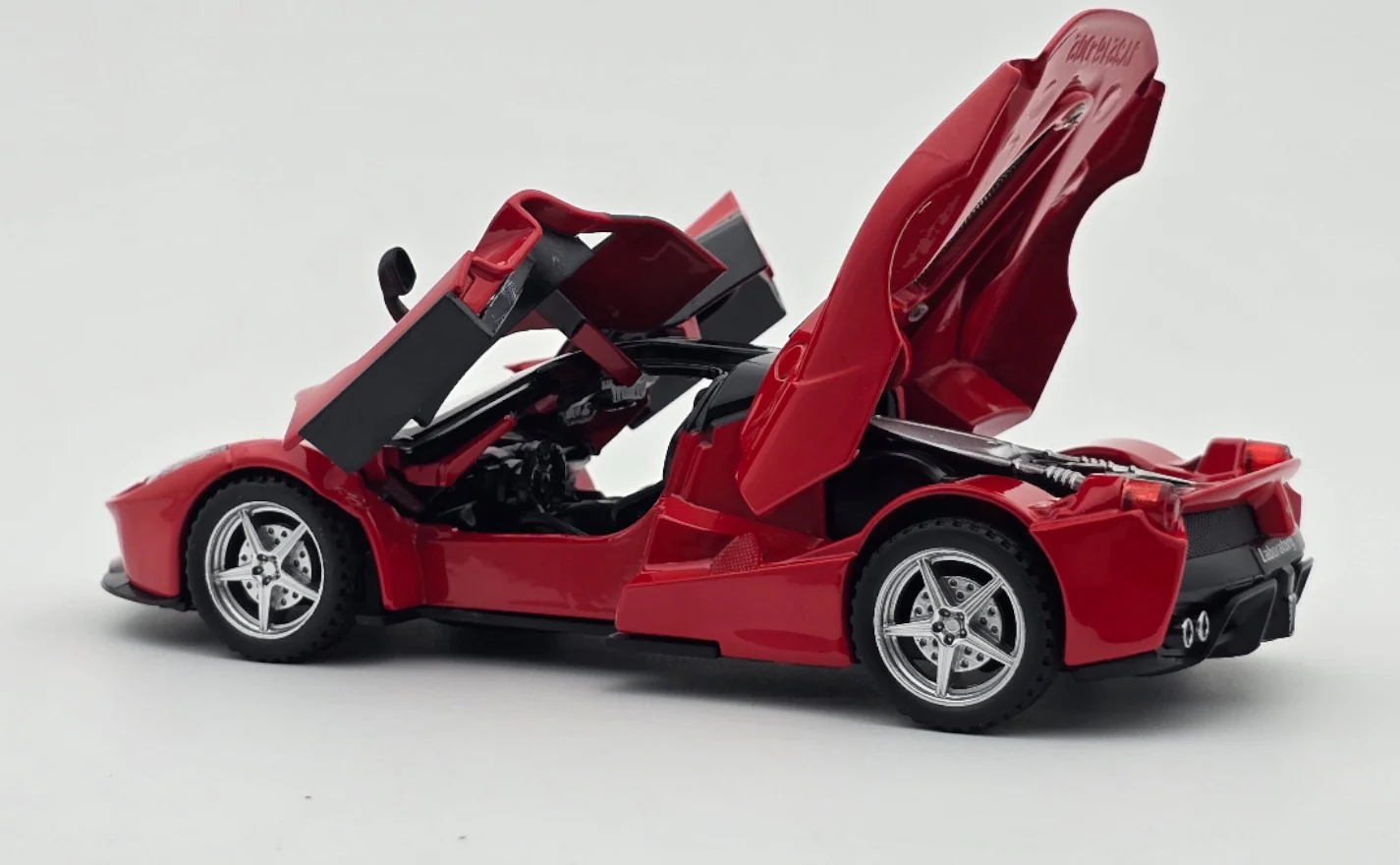 Ferrari LaFerrari 1:24  diecast scale model car collectible | Assorted Colors - Image 3