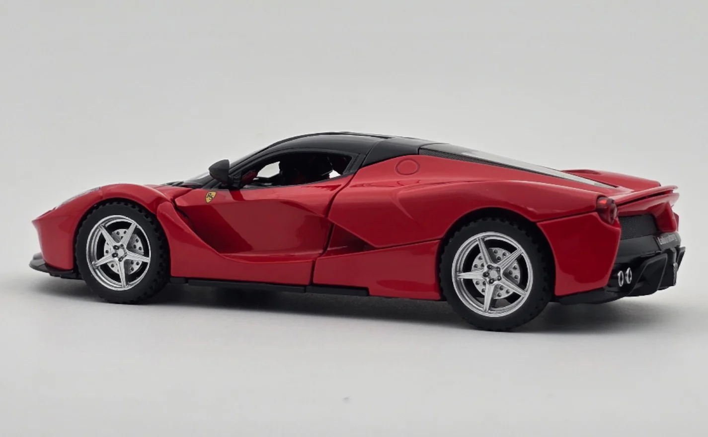 Ferrari LaFerrari 1:24  diecast scale model car collectible | Assorted Colors - Image 4