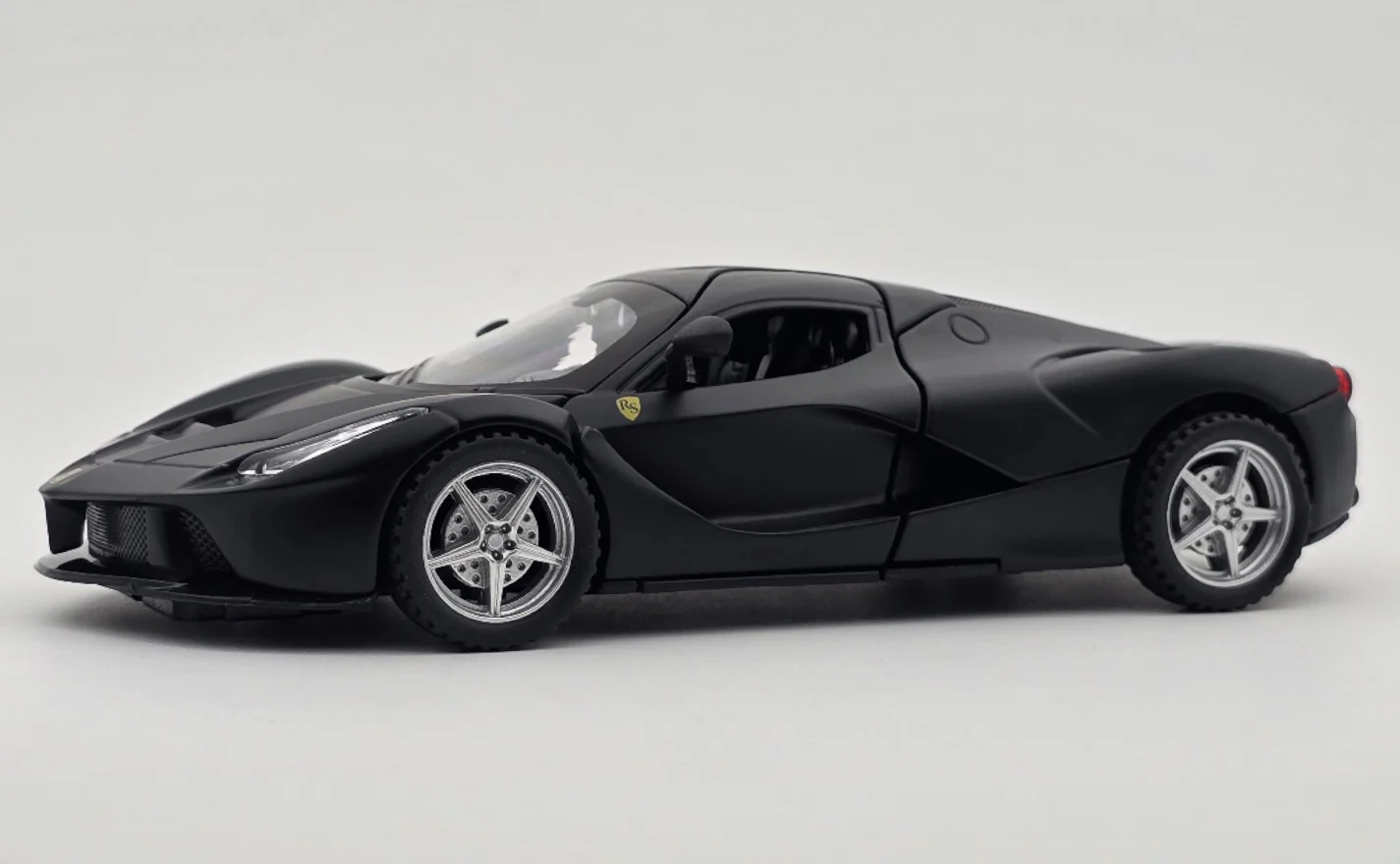 Ferrari LaFerrari 1:24  diecast scale model car collectible | Assorted Colors - Image 5