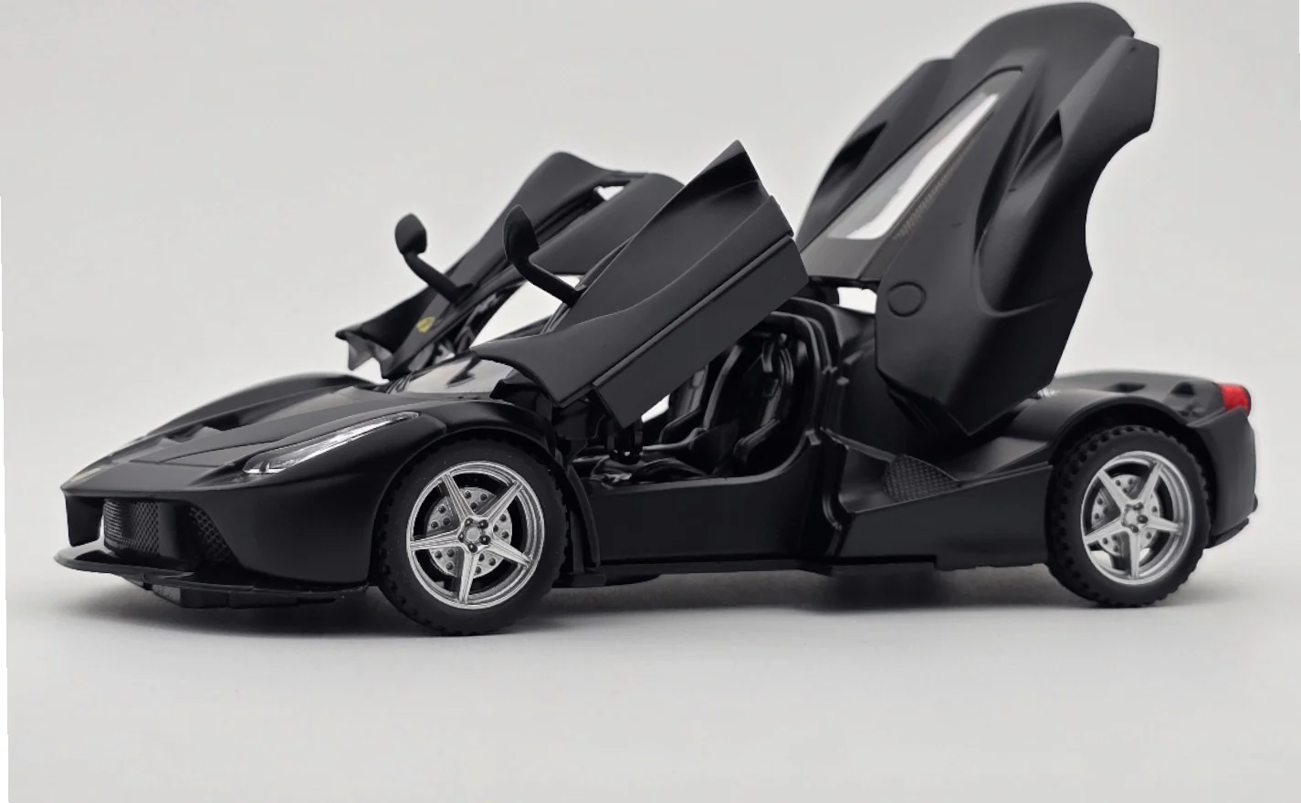 Ferrari LaFerrari 1:24  diecast scale model car collectible | Assorted Colors - Image 6