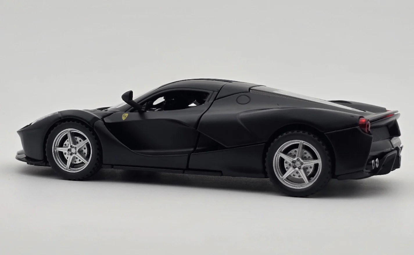 Ferrari LaFerrari 1:24  diecast scale model car collectible | Assorted Colors - Image 8