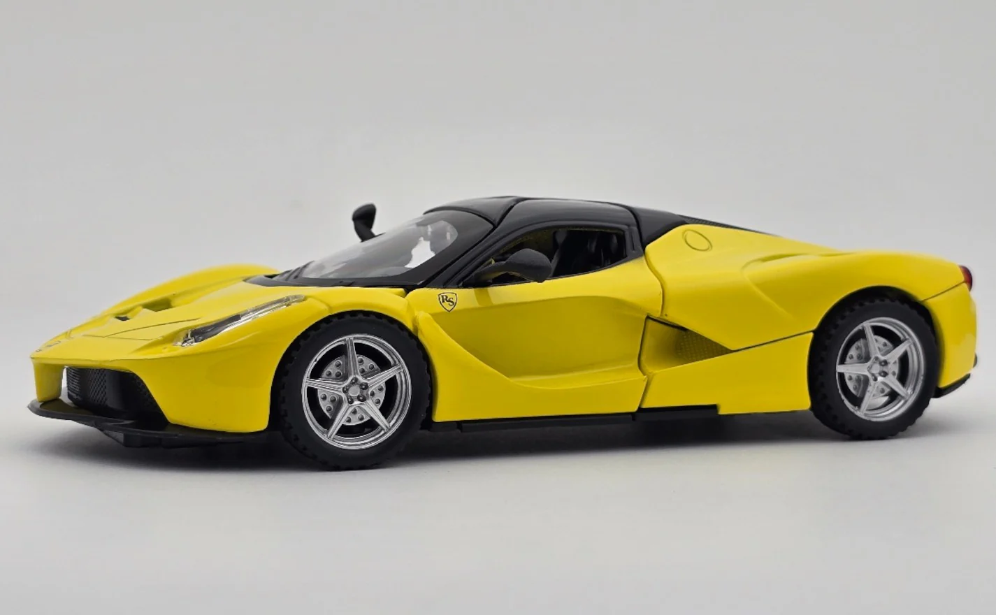 Ferrari LaFerrari 1:24  diecast scale model car collectible | Assorted Colors - Image 9