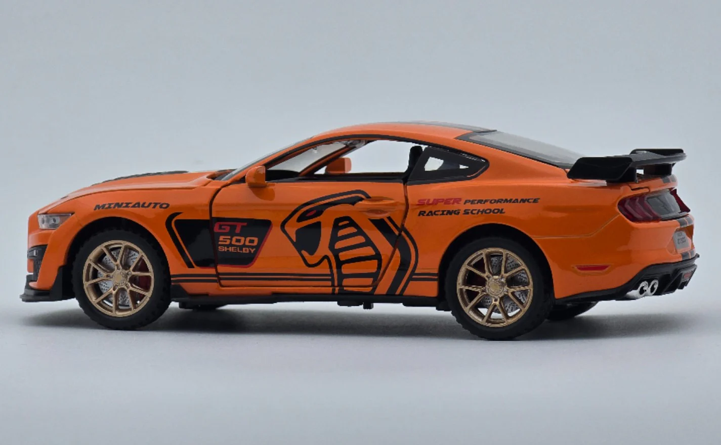 Ford Mustang Shelby GT500 1:24 diecast scale model car - Image 12