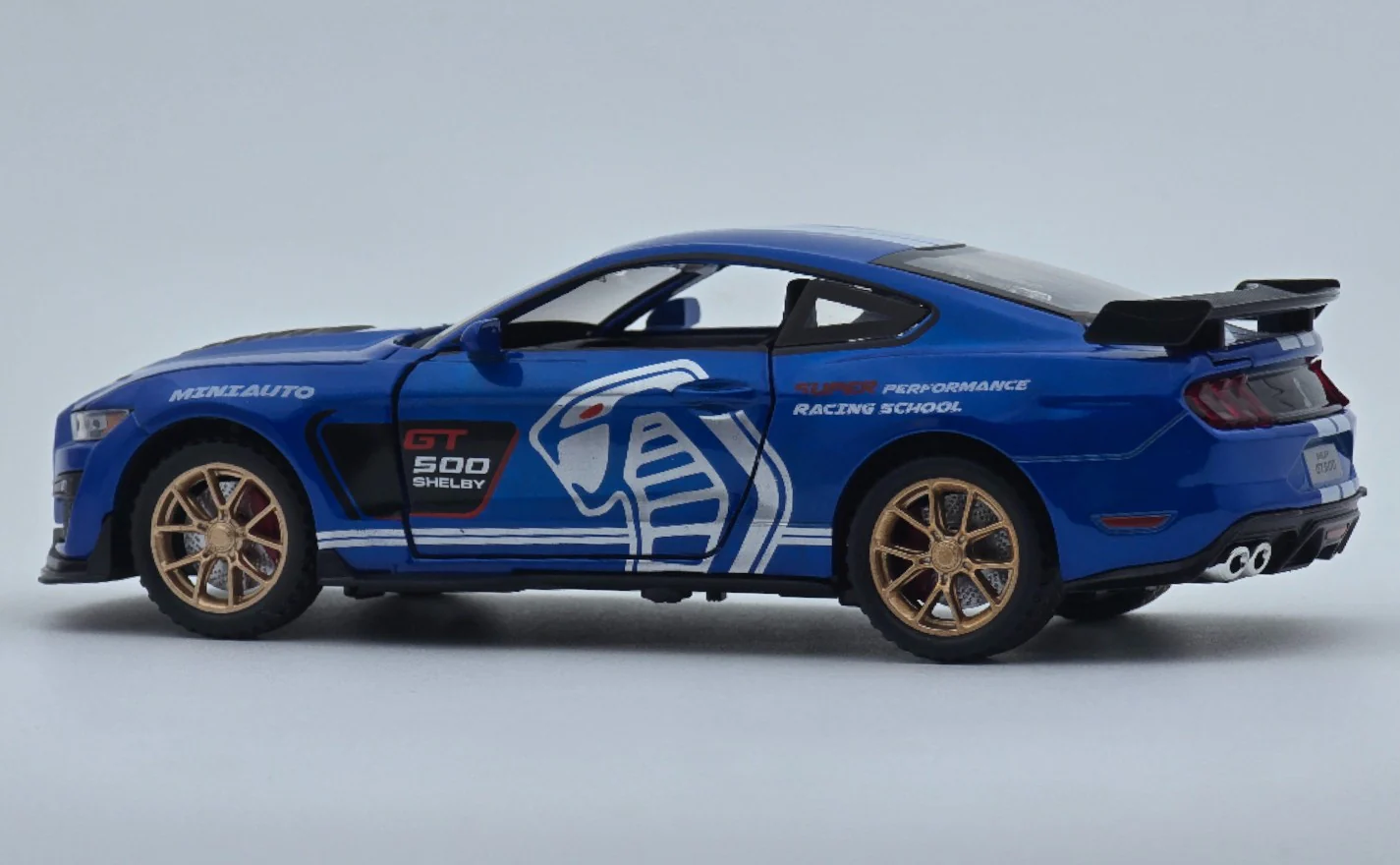 Ford Mustang Shelby GT500 1:24 diecast scale model car - Image 16