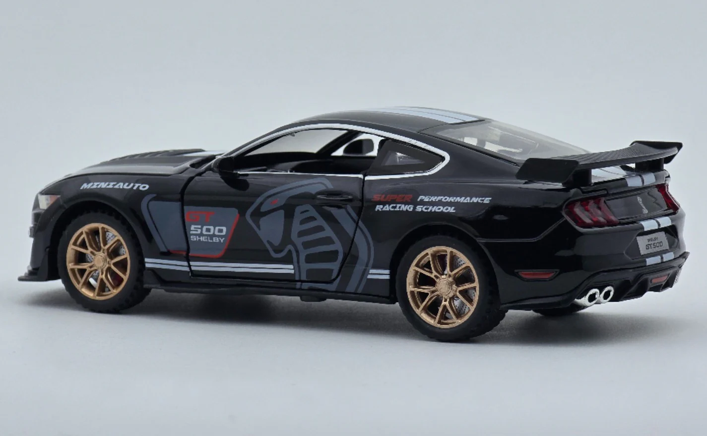 Ford Mustang Shelby GT500 1:24 diecast scale model car - Image 4