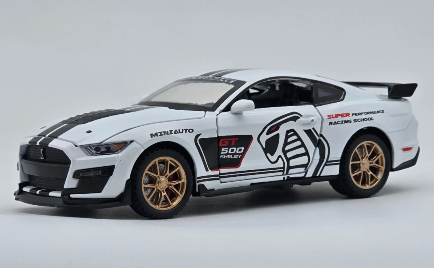 Ford Mustang Shelby GT500 1:24 diecast scale model car - Image 5