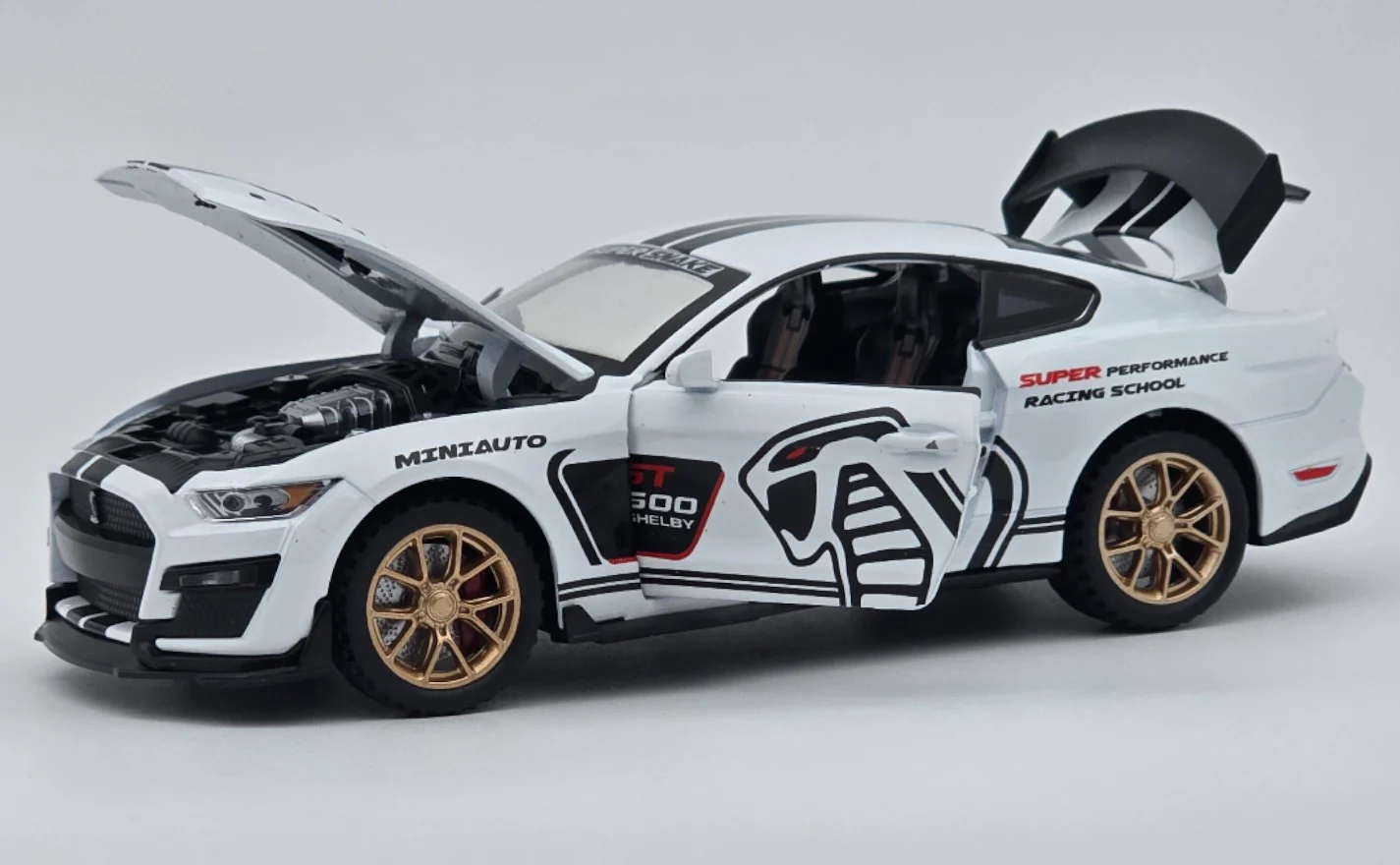 Ford Mustang Shelby GT500 1:24 diecast scale model car - Image 6