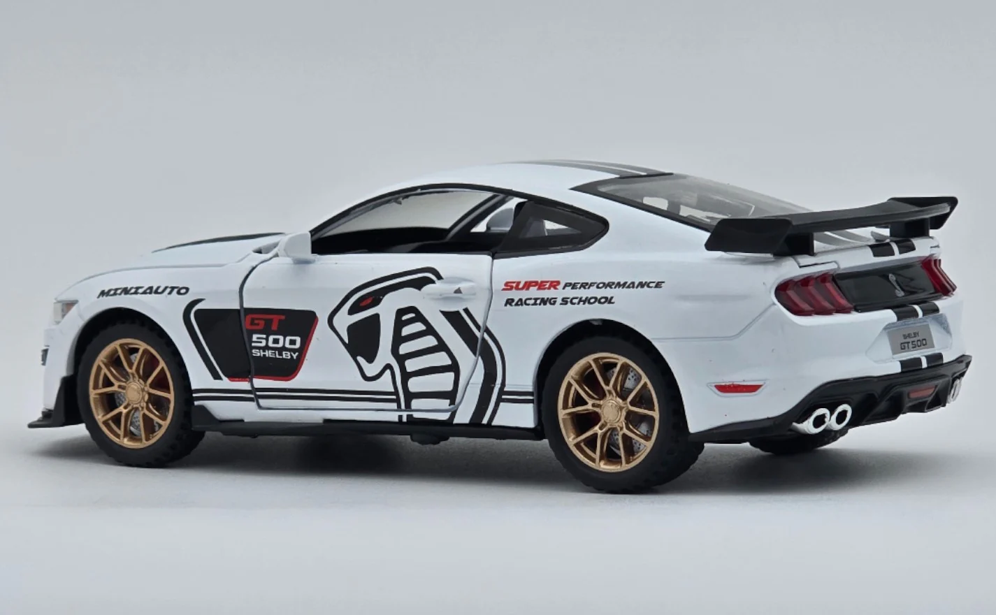 Ford Mustang Shelby GT500 1:24 diecast scale model car - Image 8