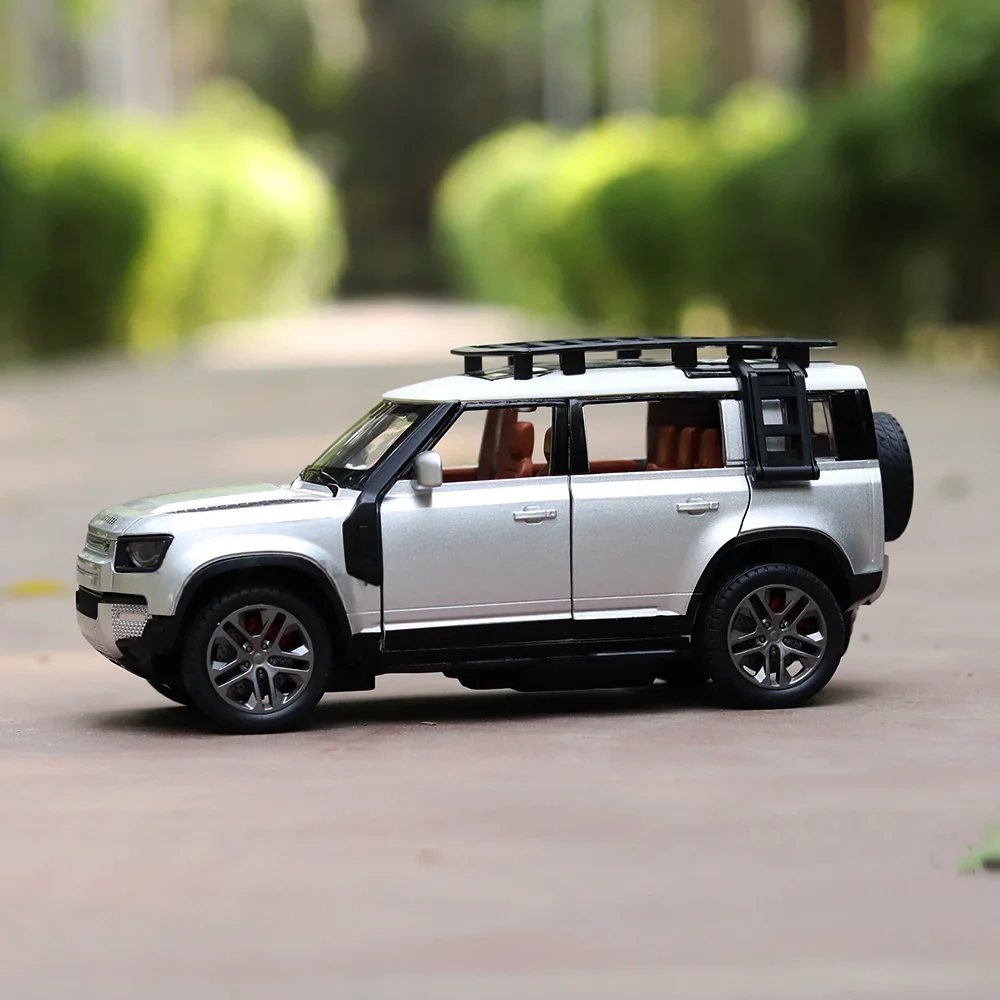 Remote Control Metal Diecast Defender Car with Smoke Effect | Openable Doors & Light | 1:22 Scale - Image 7